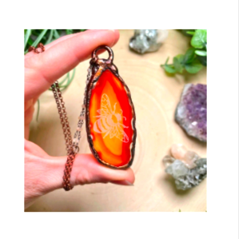 NWT Agate and Copper Etched Bee Necklace